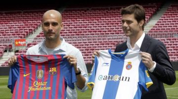 Los respectivos entrenadores  del FC Barcelona, Josep Guardiola (izq.), y el del RCD Espanyol,   Mauricio Pochettino, posan ayer en el Camp Nou   con las camisetas de ambos clubes, como antesala al partido que han de  sostener hoy.