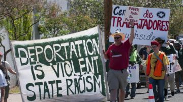 Varios miembros del Centro de Trabajadores durante una marcha en Tucson, Arizona, durante las manifestaciones del Día Internacional del Trabajo, marcado este año por el tema de la inmigración y la crisis económica.