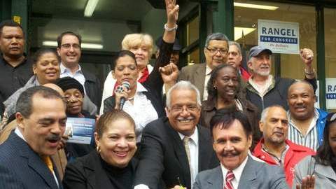 De izq. a der., Moisés Pérez, Peggy Morales y Edwin Marcial, entre otros simpatizantes inauguraron una oficina de campaña del congresista Charles Rangel.