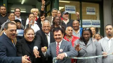 De izq. a der., Moisés Pérez, Peggy Morales y Edwin Marcial, entre otros simpatizantes inauguraron una oficina de campaña del congresista Charles Rangel.
