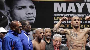 Miguel Cotto, al centro, sube a la báscula ayer, observado de cerca por su rival de hoy Floyd Mayweather Jr (izquierda).