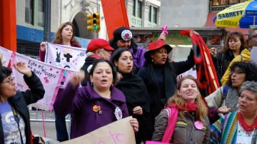 Activistas y líderes de Adelante Alliance durante una protesta en la que demandaron frenar la violencia doméstica que enfrentan las latinas.