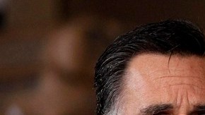 En su intento por convencer a los diferentes grupos  del Partido Republicano, Mitt Romney hace malabarismos políticos.