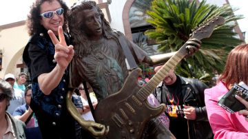 Alex Lora junto a su estatua que fue reubicada en Los Angeles.