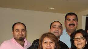 Familias mexicanas del estado de Puebla, son ellos los Flores, Manjarrez, Olivar, Mancera, Ramírez y De La Rosa quienes radican en Nueva York desde hace más de 20 años y donde celebran todas las fechas importantes con una comida y mirando en TV el Desfile en México.