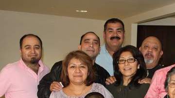 Familias mexicanas del estado de Puebla, son ellos los Flores, Manjarrez, Olivar, Mancera, Ramírez y De La Rosa quienes radican en Nueva York desde hace más de 20 años y donde celebran todas las fechas importantes con una comida y mirando en TV el Desfile en México.