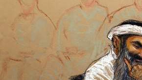 Jalid Sheij Mohammed lee un documento en su audiencia militar en la prisión de Guantánamo, ayer.