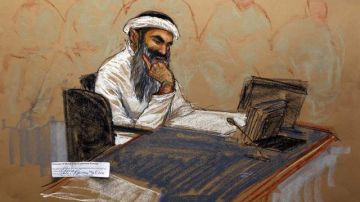 Jalid Sheij Mohammed lee un documento en su audiencia militar en la prisión de Guantánamo, ayer.