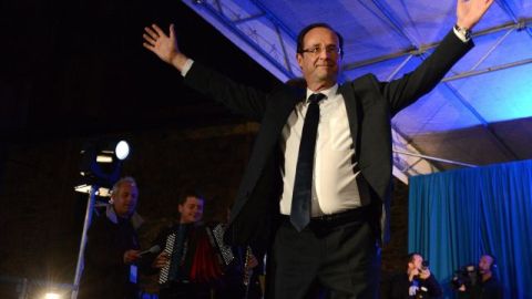 Francois Hollande saluda a sus seguidores.