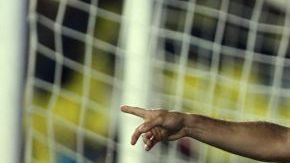 Miguel Sabah (i) de Monarcas reclama una falta dentro del área en el juego ante Tigres.