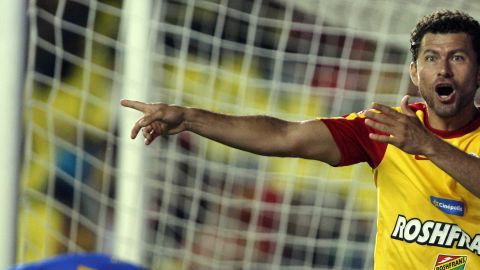 Miguel Sabah (i) de Monarcas reclama una falta dentro del área en el juego ante Tigres.