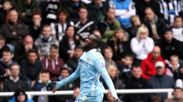 Yaya Touré festeja una de las dos anotaciónes que marcó ayer sobre el Newcastle y que dejó muy cerca de la Copa a los 'citizens'.