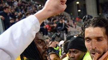 El portero de la Juventus, Gianluigi Buffon, celebra ayer la conquista del título de la 'Vecchia Signora'.