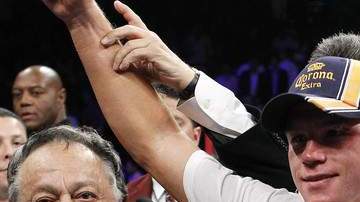 Saúl 'Canelo' Álvarez levanta los brazos en señal de victoria tras derrotar a Shane Mosley.