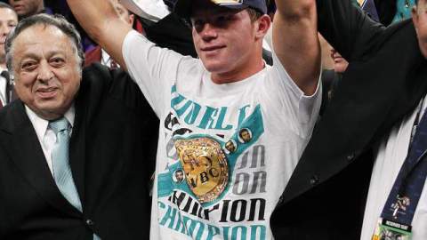 Saúl 'Canelo' Álvarez levanta los brazos en señal de victoria tras derrotar a Shane Mosley.