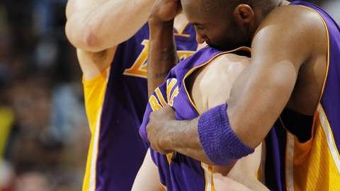 Steve Blake es felicitado por Kobe y Gasol tras un triple.