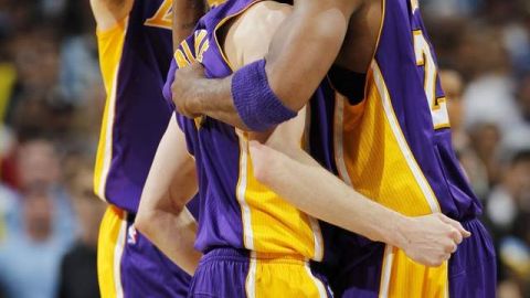 Steve Blake es felicitado por Kobe y Gasol tras un triple.