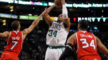 Paul Pierce (34), de los Celtics, prepara el disparo ante Jannero Pargo, quien intenta evitarlo, mientras Jason Collins observa la jugada.