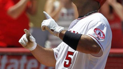 Albert Pujols agradece al cielo tras batear su primer jonrón con los Angels   después de   33 juegos y 139 turnos al bate.