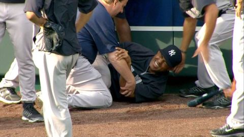 Mariano Rivera al caer herido ayer mientras practicaba en Kansas.