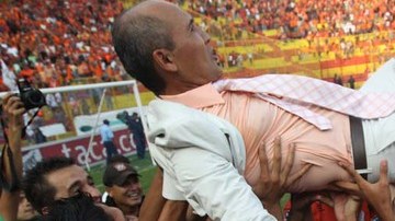 El técnico del Águila, Víctor Coreas, está a punto de ser  lanzado al aire  por sus jugadores en el festejo por la conquista.