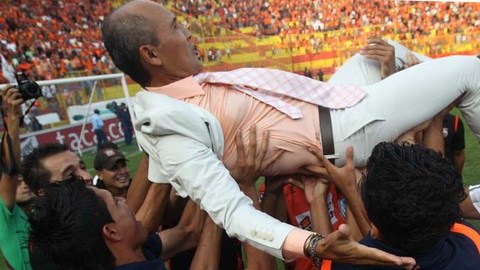 El técnico del Águila, Víctor Coreas, está a punto de ser  lanzado al aire  por sus jugadores en el festejo por la conquista.