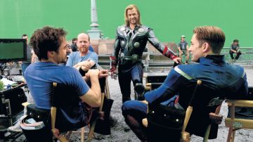 Robert Downey Jr. (Iron Man), el director Joss Whedon, Chris Hemsworth (Thor) y Chris Evans (Captain America) en el rodaje de 'The Avengers'.