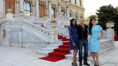 Naomie Harris, Daniel Craig y Bérénice Marlohe recientemente en un descanso del rodaje de 'Skyfall' en Estanbul.