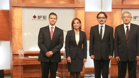Los cuatro candidatos presidenciales posan antes de iniciar el debate.