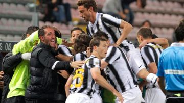 Los jugadores de Juventus celebran un gol ante el Cagliari, durante el triunfo 2-0 que sumado a la derrota del Milan les dio el título italiano.