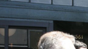 El fiscal de distrito, George Gascón, acudió a la calle Valencia a solidarizarse con los comerciantes afectados.