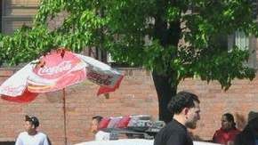 Los jóvenes fueron puestos de rodillas tras ser detenidos por las autoridades. Otros fueron colocados con las manos contra la pared.