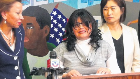 Sara Martínez, en el centro, flanqueada por la congresista Nydia Velázquez y Chung Wha Hong, de la Coalición de Inmigración de Nueva York.