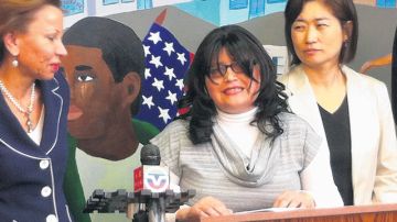 Sara Martínez, en el centro, flanqueada por la congresista Nydia Velázquez y Chung Wha Hong, de la Coalición de Inmigración de Nueva York.