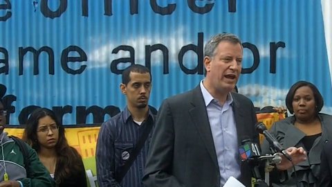 El Defensor Público, Bill de Blasio, intervino en la actividad de ayer para pedir un alto a los cacheos de la policía.