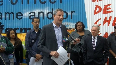 El Defensor Público, Bill de Blasio, intervino en la actividad de ayer para pedir un alto a los cacheos de la policía.