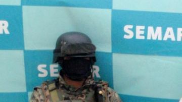 Antonio Camacho Soria (2-d), alias "Toño", y Martín Molina Vázquez (2-i)  retenían a 18 indocumentados en la localidad de Piedras Negras, en el norteño estado de Coahuila.