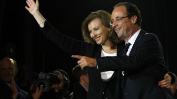 François Hollande (d), candidato presidencial por el Partido Socialista Francés (PS) para las elecciones francesas de 2012, saluda a sus partidarios tras el discurso de victoria en la Plaza de la Bastilla.
