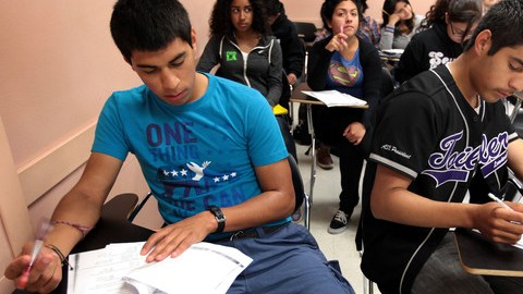Jóvenes hispanos toman clases en el marco de un programa que les servirá para poder acceder a la universidad.