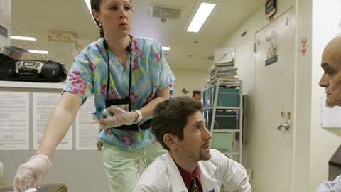 El Dr. Joseph Bick (centro) habla con un paciente en un centro médico de Vacaville, California, que está afectado de Hepatitis C.