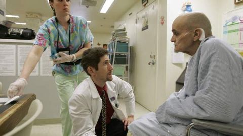 El Dr. Joseph Bick (centro) habla con un paciente en un centro médico de Vacaville, California, que está afectado de Hepatitis C.