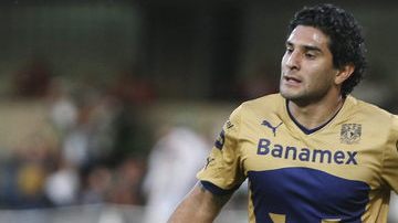 El argentino Martín Bravo celebra uno de sus tres tantos en la victoria de Pumas 4-0 sobre Toronto.