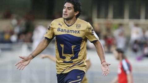 El argentino Martín Bravo celebra uno de sus tres tantos en la victoria de Pumas 4-0 sobre Toronto.