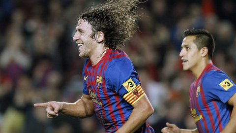Seguido por el delantero chileno Alexis Sánchez Carles Puyol (i) defensa del FC Barcelona celebra su gol el tercero de su equipo al  Real Zaragoza.