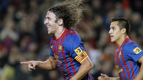 Seguido por el delantero chileno Alexis Sánchez Carles Puyol (i) defensa del FC Barcelona celebra su gol el tercero de su equipo al  Real Zaragoza.