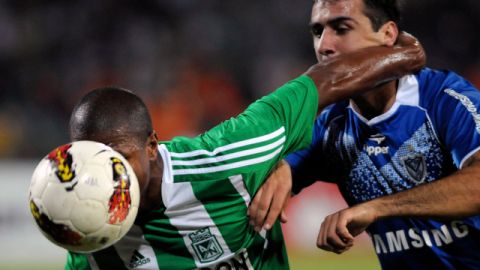 Lucas Pratto (der.) de Vélez Sarsfield y  Alexis Henriquez de Atlético Nacional se verán de nuevo las caras hoy en el juego de vuelta por la Copa Libertadores.
