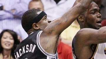 Stephen Jackson (3) y Tim Duncan (der.), de San Antonio, marcan a Paul Millsap (centro), de Utah, en el juego de ayer.