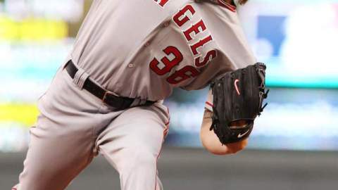Jered Weaver guió ayer al triunfo a los Angels en Minnesota.