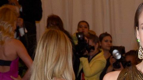 Jessica Alba lució un vestido dorado de un solo hombro de Michael Kors.