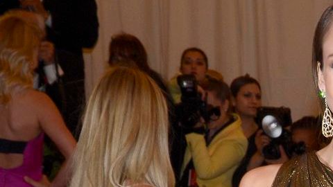 Jessica Alba lució un vestido dorado de un solo hombro de Michael Kors.